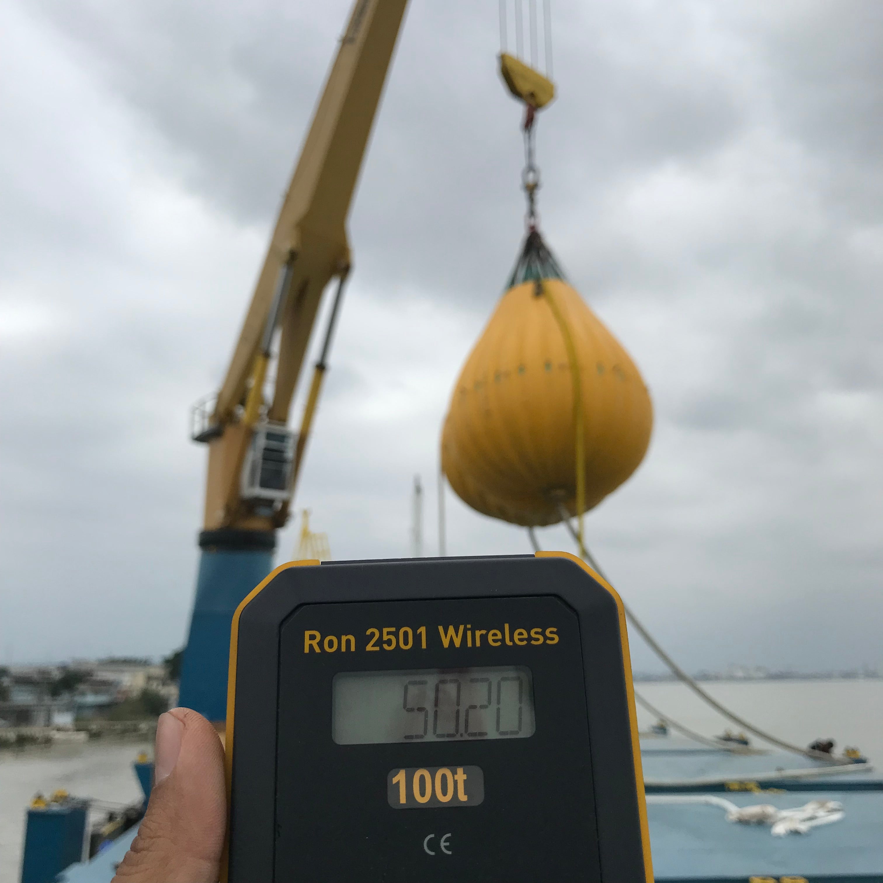 Indicator for a Ron 2501 wireless being used to show the weight of a lifted test bag during a proof load test
