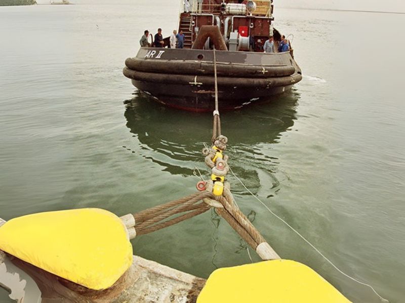An Eilon dynamometer used in a bollard pull test with a tugboat in the background
